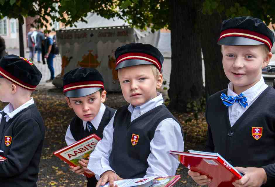 Tallinn, Estonia. Bambini in uniforme portano fiori ai loro insegnanti per il primo giorno di scuola (Alison Wright/Getty Images) <br />