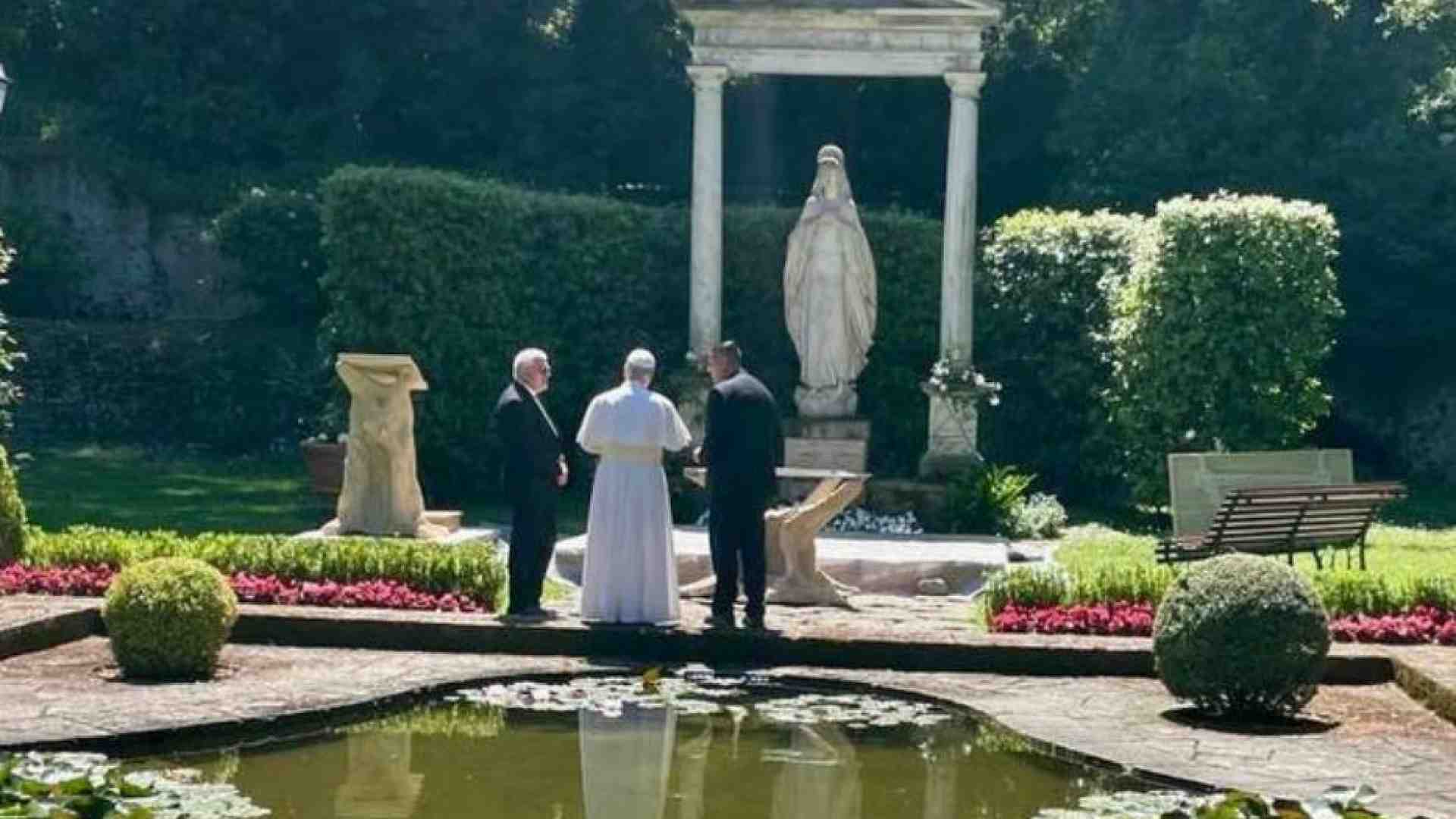 Immagine di Un Papa nella residenza estiva dopo 12 anni: Leone XIV visita Castel Gandolfo