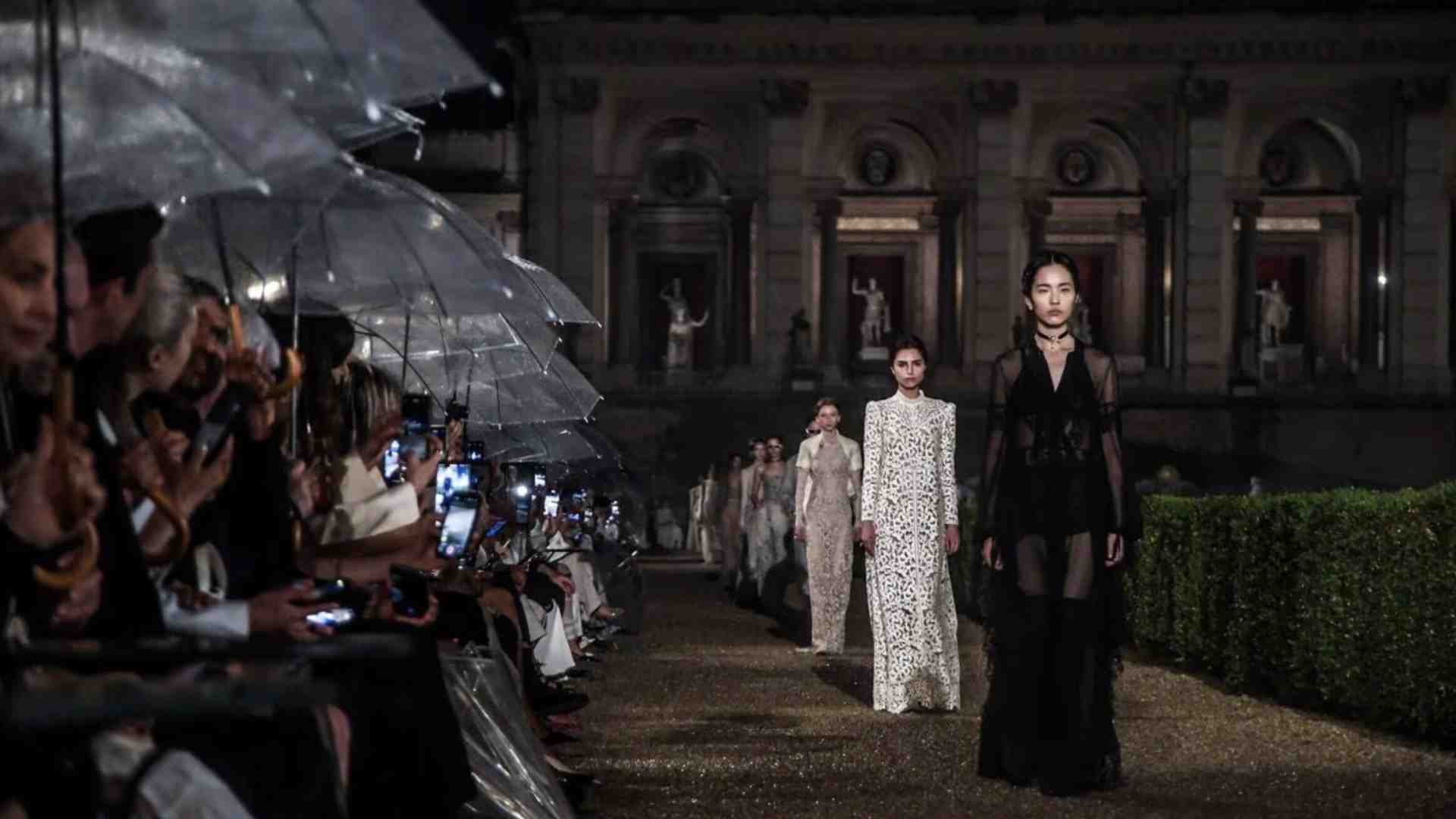 Immagine di Moda, pioggia e potere: Dior sfila tra statue e grand tour