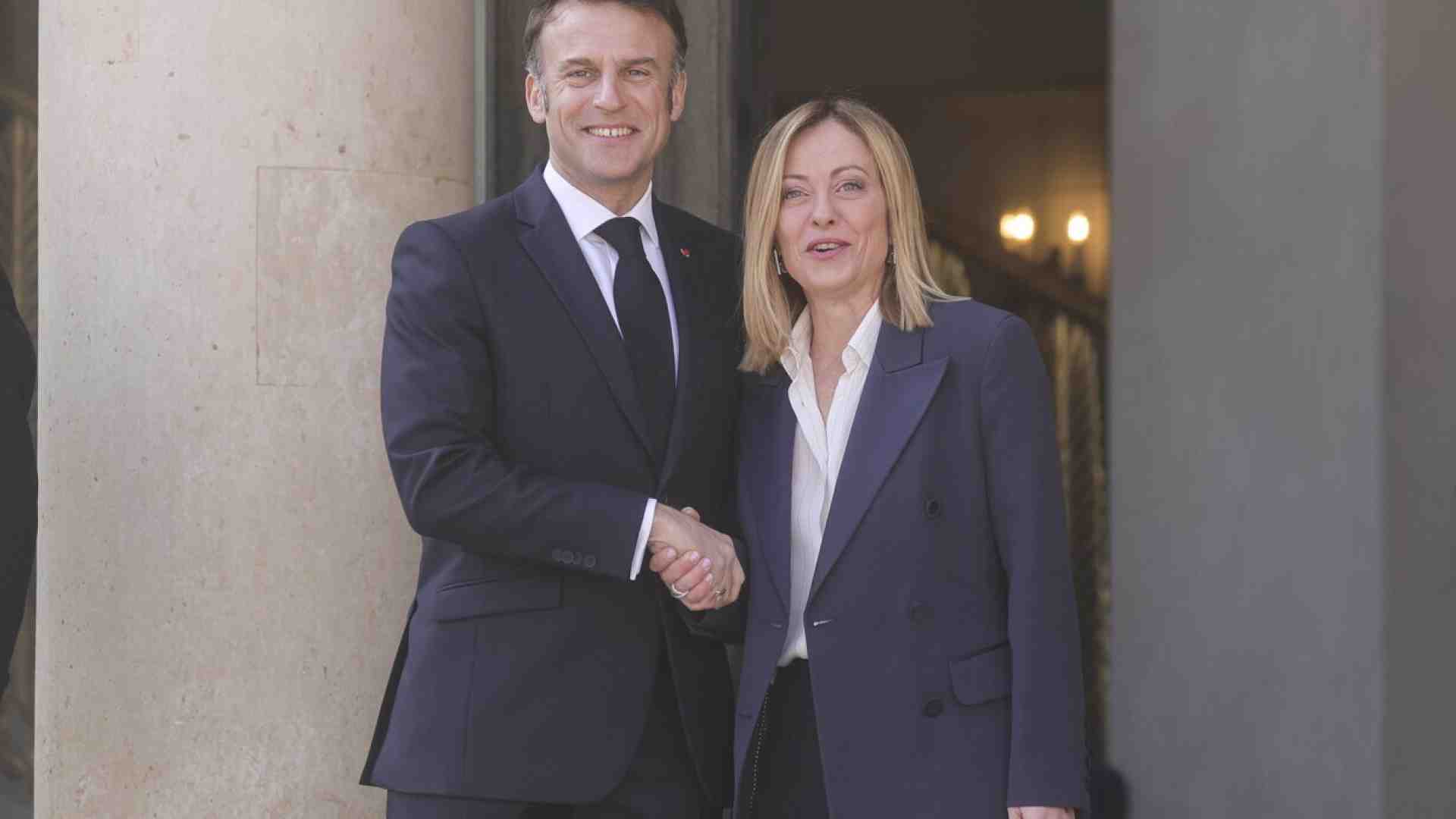 Immagine di La carezza di Meloni a Macron: martedì la visita del presidente francese a Roma. Fra dazi e Ucraina