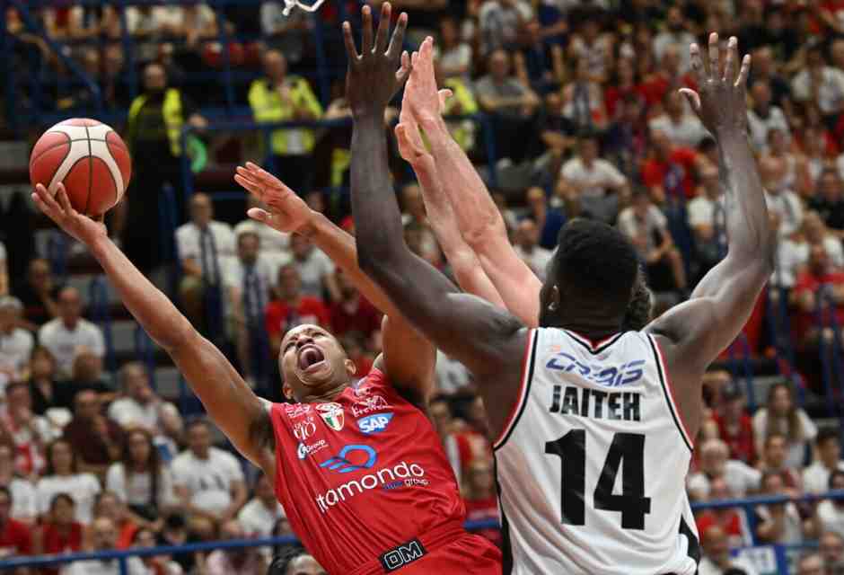 Un'immagine della finale scudetto della scorsa stagione tra Olimpia Milano e Virtus Bologna (foto Ansa)<br />
