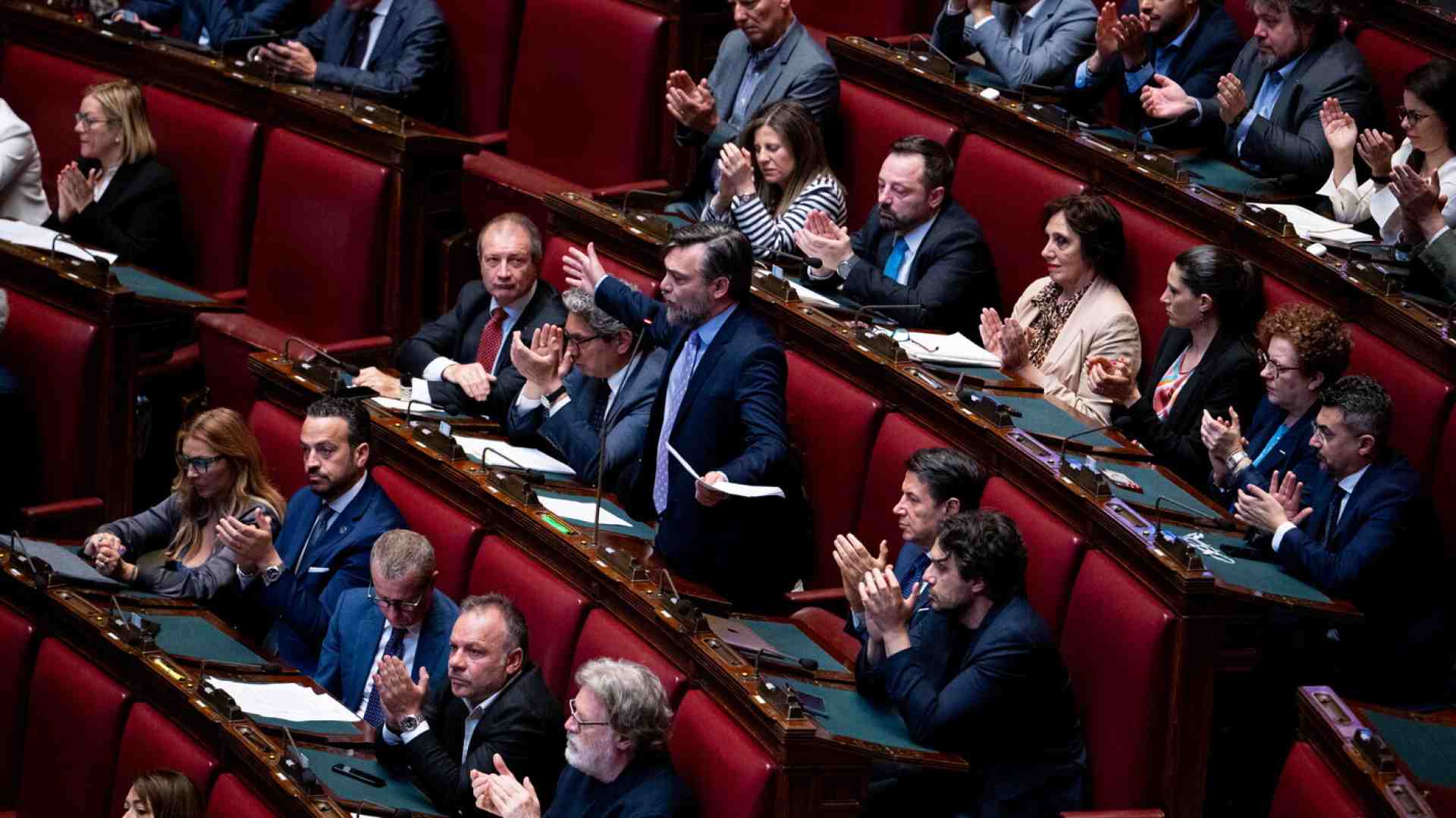 Immagine di In un’Aula piena di urla e iperboli, un solo deputato mastica il silenzio. E dice più di tutti