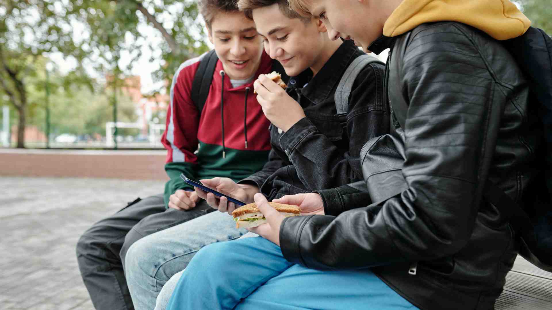 Immagine di Ecco la stretta Ue su social e minori: più controlli e verifiche dell’età