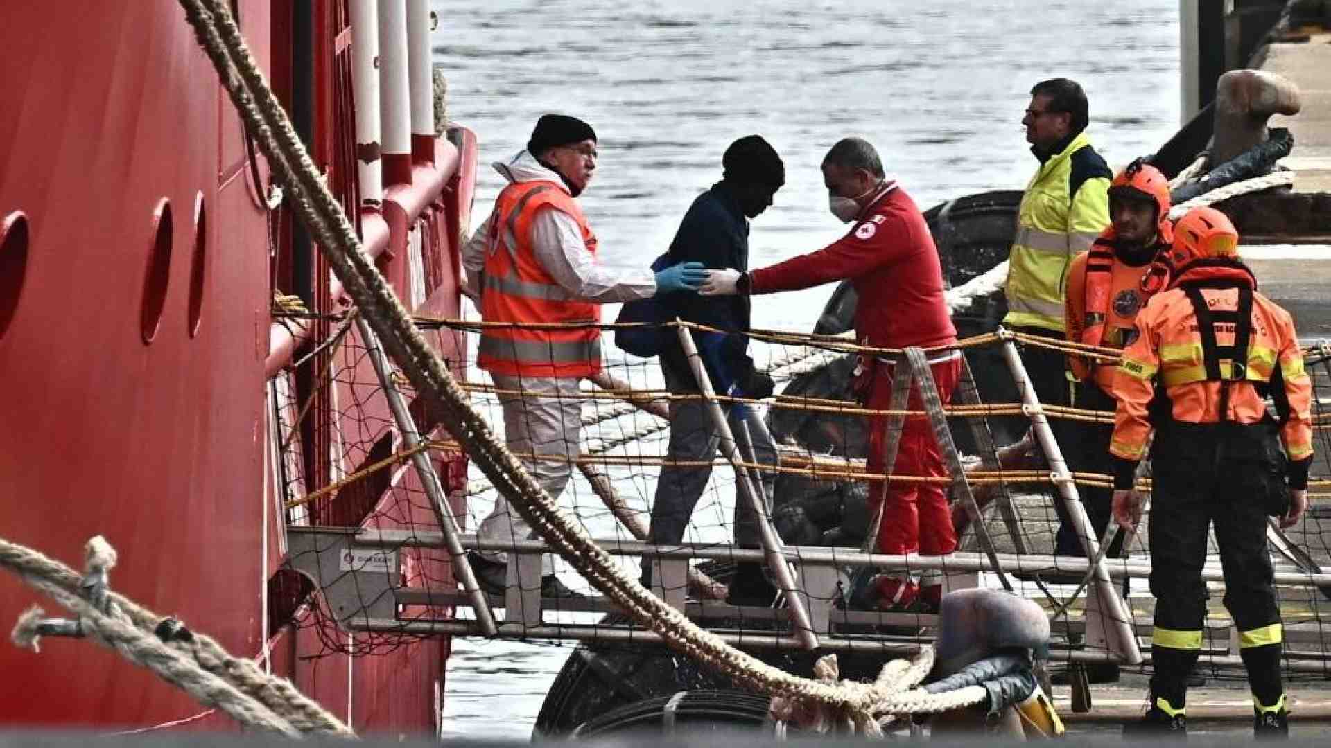 Immagine di Ustionata sul barcone, muore a 16 anni dopo aver ritrovato la madre