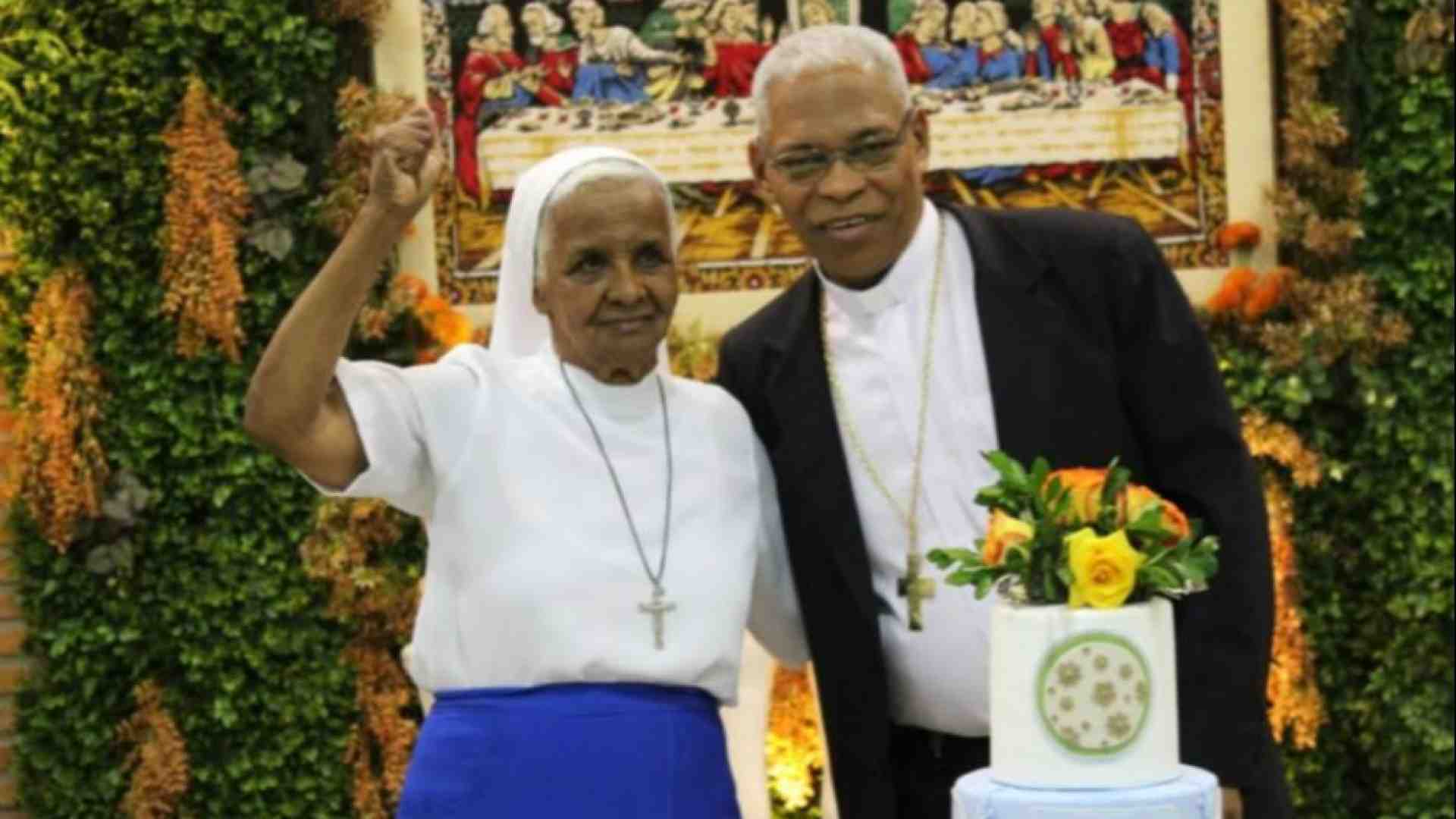 Immagine di Sebastiana, suora da 20 anni, festeggia con il figlio (che è vescovo da 10)