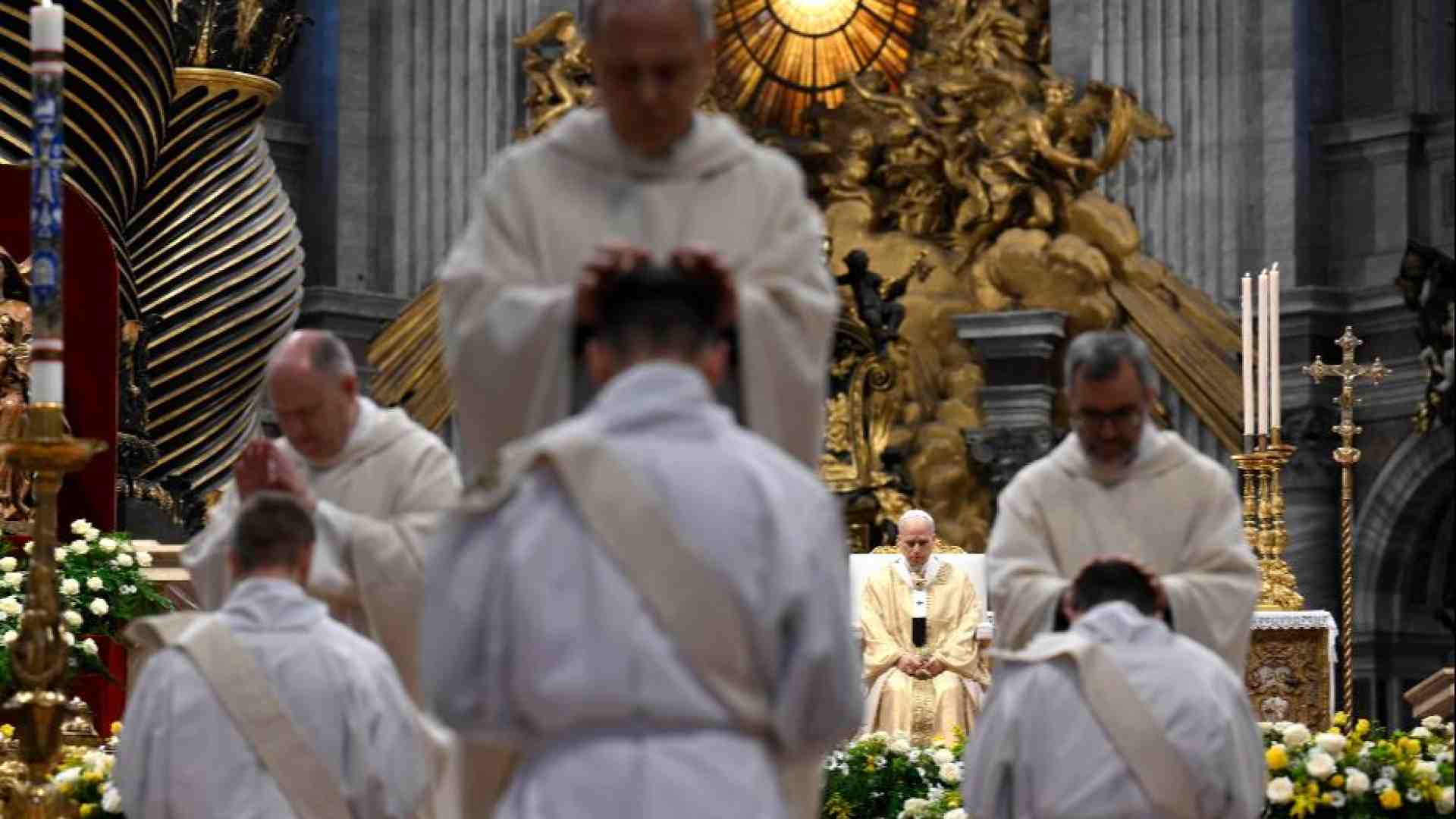 Immagine di Dall'ex manager all'ex ufficiale: chi sono gli 11 preti ordinati da Leone XIV