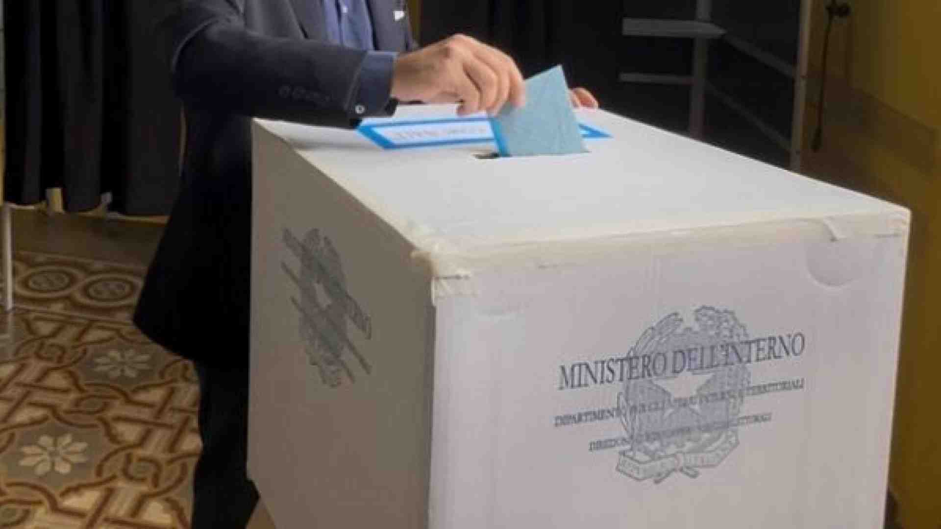 Immagine di Specchi rovesciati a Taranto. Destra e sinistra a schemi inversi per Bitetti e Tacente