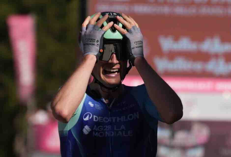 Lo stupore di Nicolas Prodhomme sul traguardo della diciannovesima tappa del Giro d'Italia 2025 (Foto LaPresse)