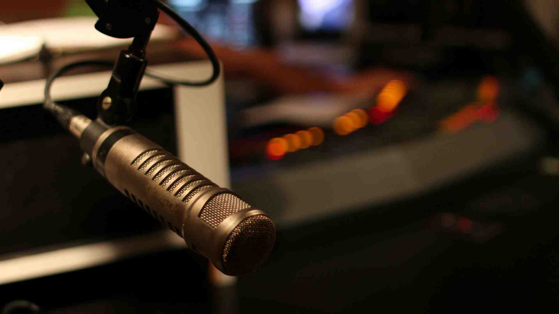 Immagine di Cologno Monzese e i poliziotti che combattono il bullismo in radio