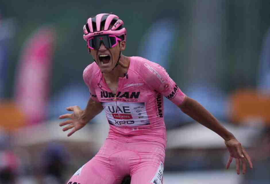 L’arrivo trionfale di Isaac Del Toro in maglia rosa a Bormio nella 17esima tappa del Giro d'Italia 2025 (foto LaPresse)