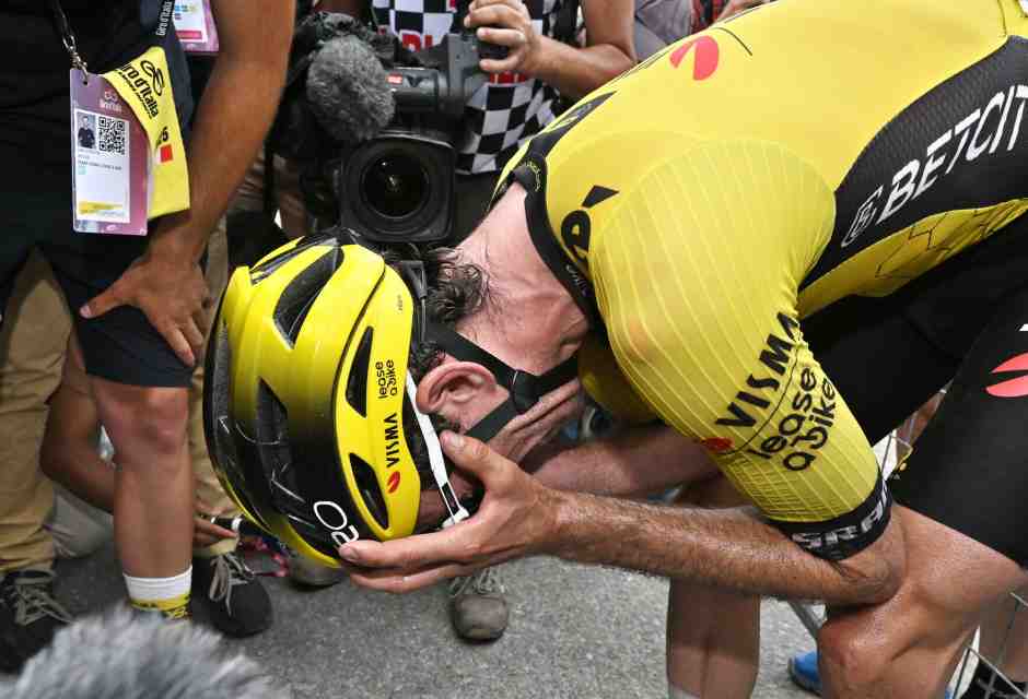 Le lacrime di Simon Yates dopo l'arrivo della ventesima tappa del Giro d'Italia 2025 (foto Getty Images)