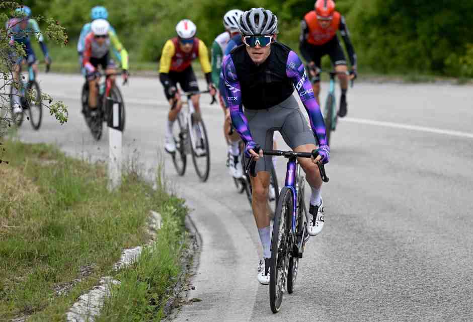 Paul Double in fuga durante la 7a tappa del Giro d'Italia 2025 (foto Getty Images) <br />