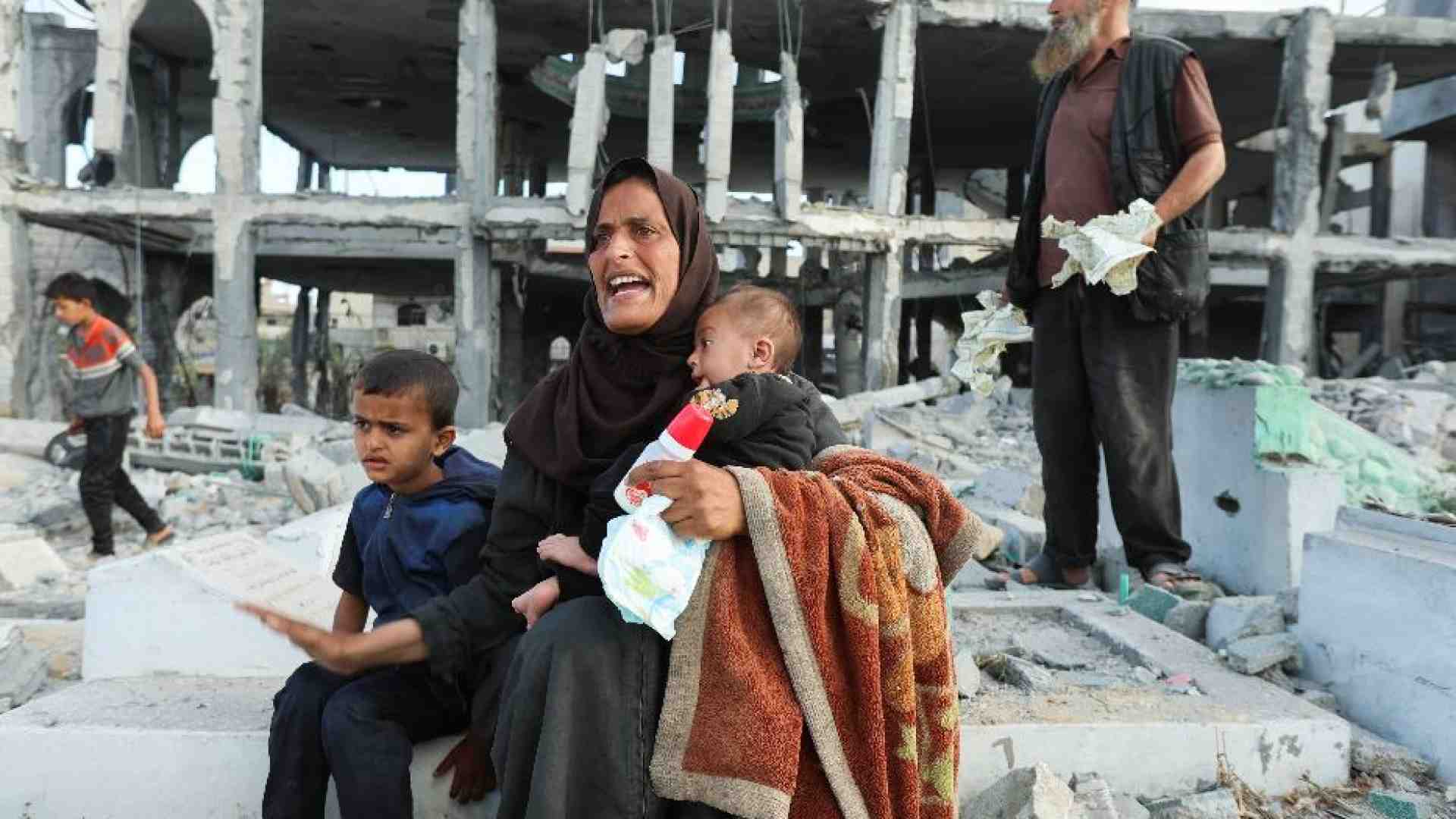 Immagine di Adam rimasto solo con mamma Alaa. Ma questa è una storia di vita