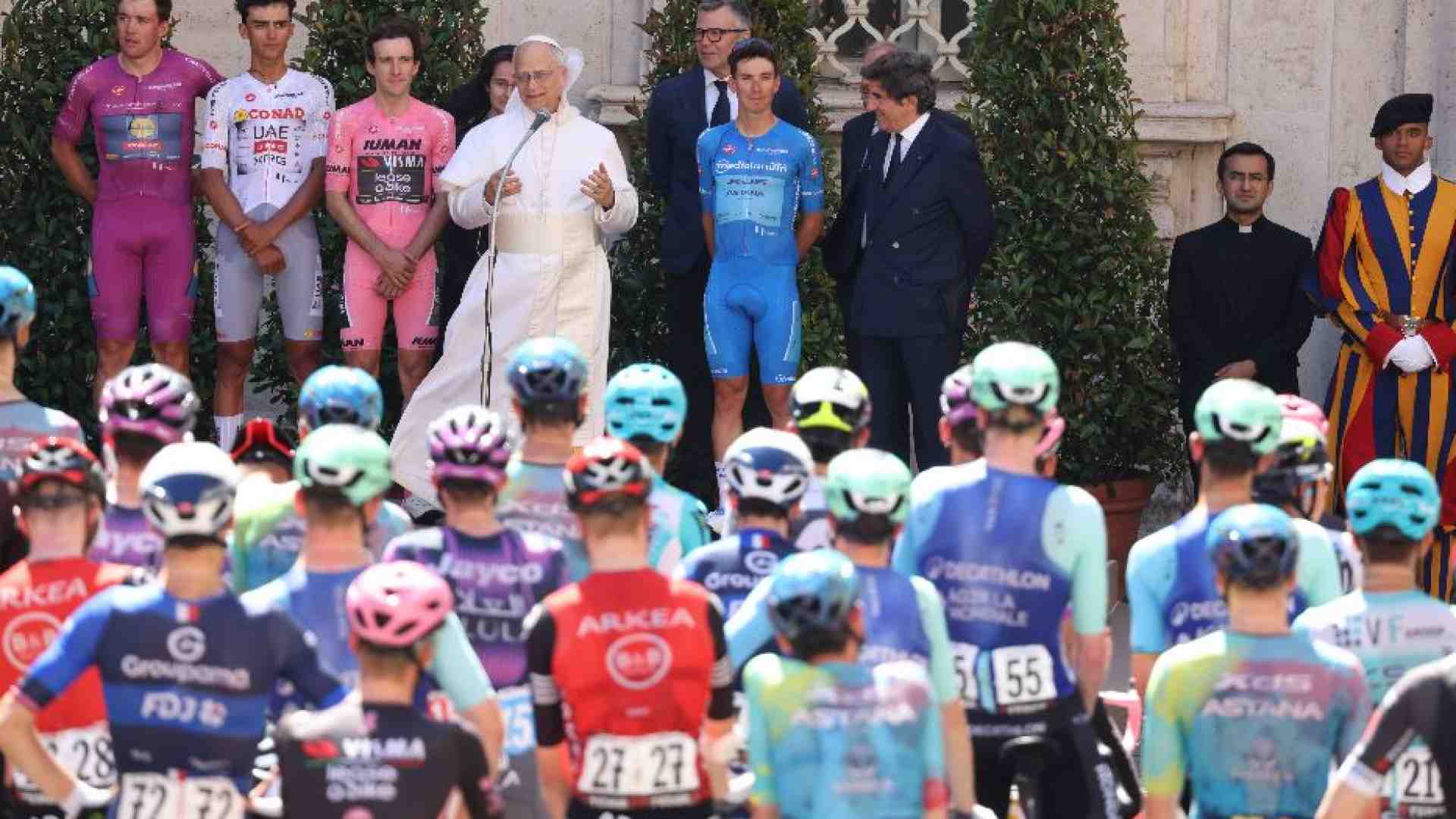 Immagine di Il Giro d’Italia in Vaticano. Il Papa: lo sport è importante
