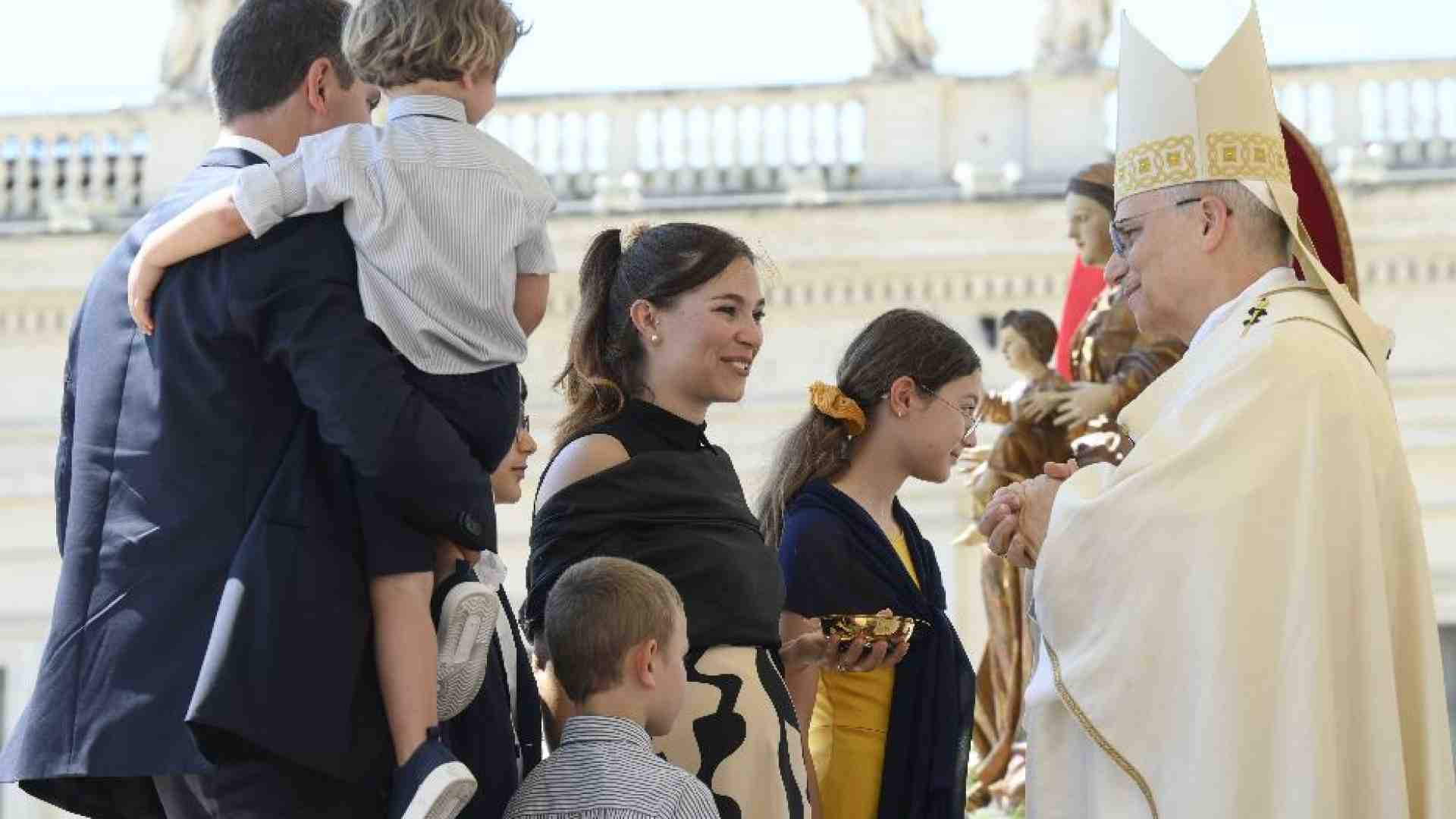 Immagine di Il Papa: accanto alle famiglie che soffrono per la guerra