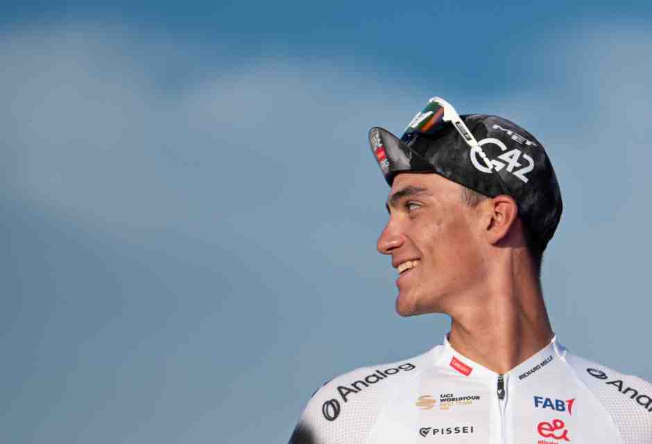 Isaac Del Toro sul podio finale del Giro d'Italia 2025 (foto Getty Images)