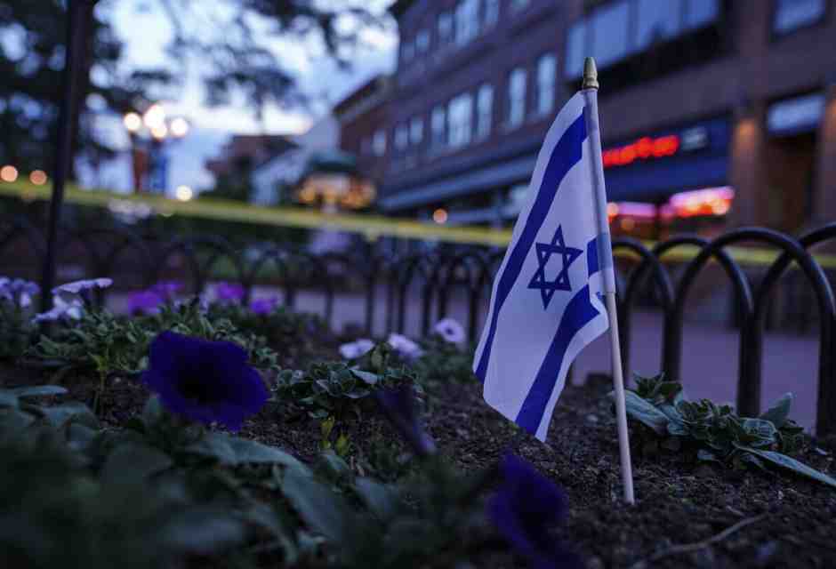 Una bandiera israeliana in un'aiuola a Boulder, Colorado (foto ANSA)