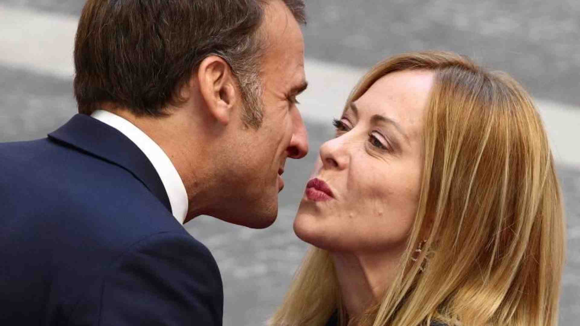 Immagine di Sorrisi e baci per l’incontro del disgelo. Macron a Meloni: Italia cruciale