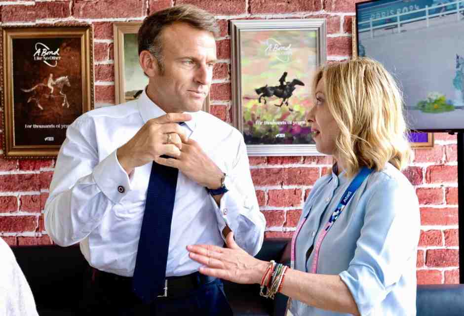 Ultimo tango a Roma: Meloni riceve Macron. I leader provano a marciare uniti su Ucraina e dazi dopo le eterne liti