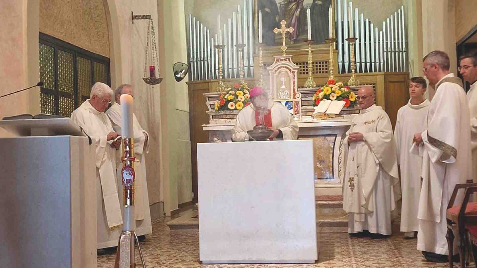 Immagine di Il Vescovo ha dedicato l’altare e benedetto l'ambone