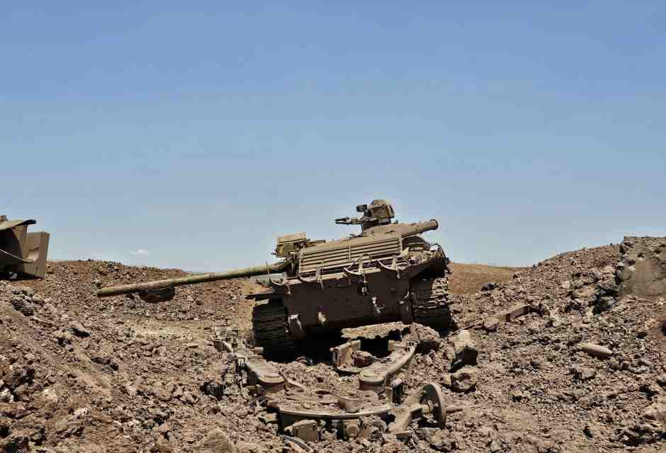 Un tank siriano messo fuori uso dagli israeliani nel bacino di Yarmouk, nel sud della Siria (foto Getty)