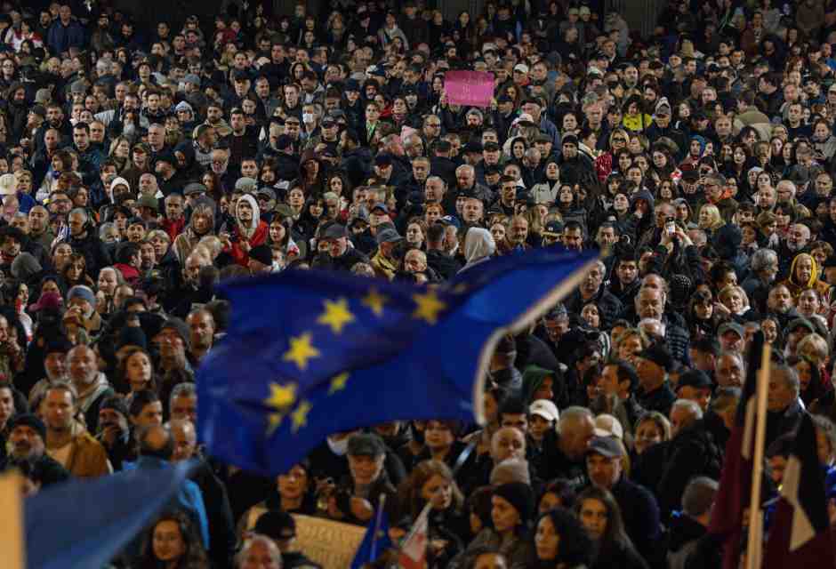 Una protesta fuori dal Parlamento georgiano il 28 ottobre 2024 a Tbilisi, Georgia (foto Getty)