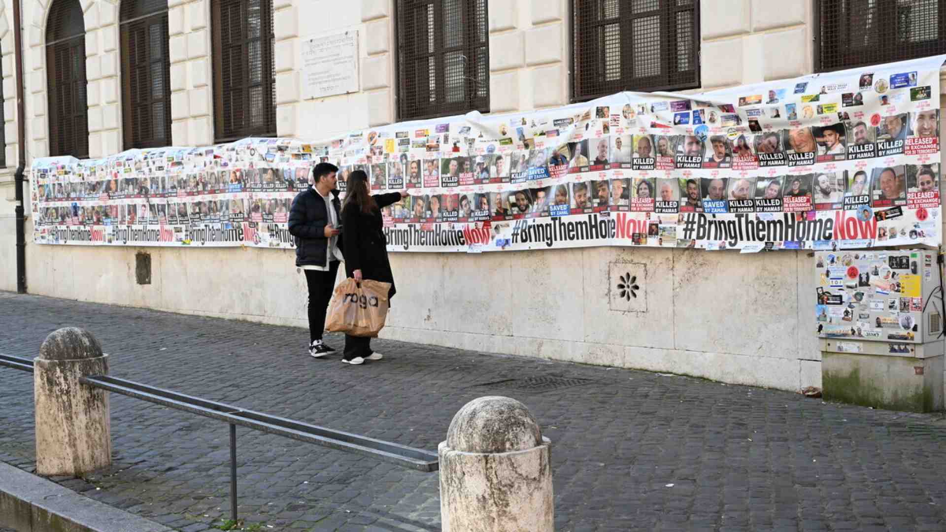 Immagine di Un giorno al ghetto di Roma. Sopravvissuti, kippah nascoste e Digos. Mentana: "La sinistra ha lasciato Israele alla destra"