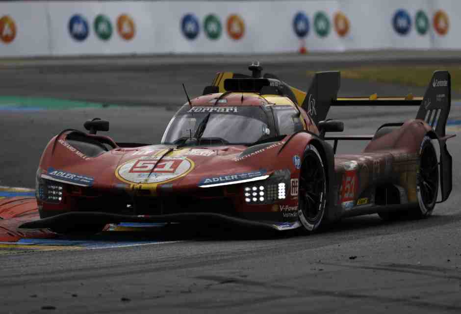 Antonio Giovinazzi alla guida dell'Hypercar Ferrari a Le Mans (foto LaPresse)