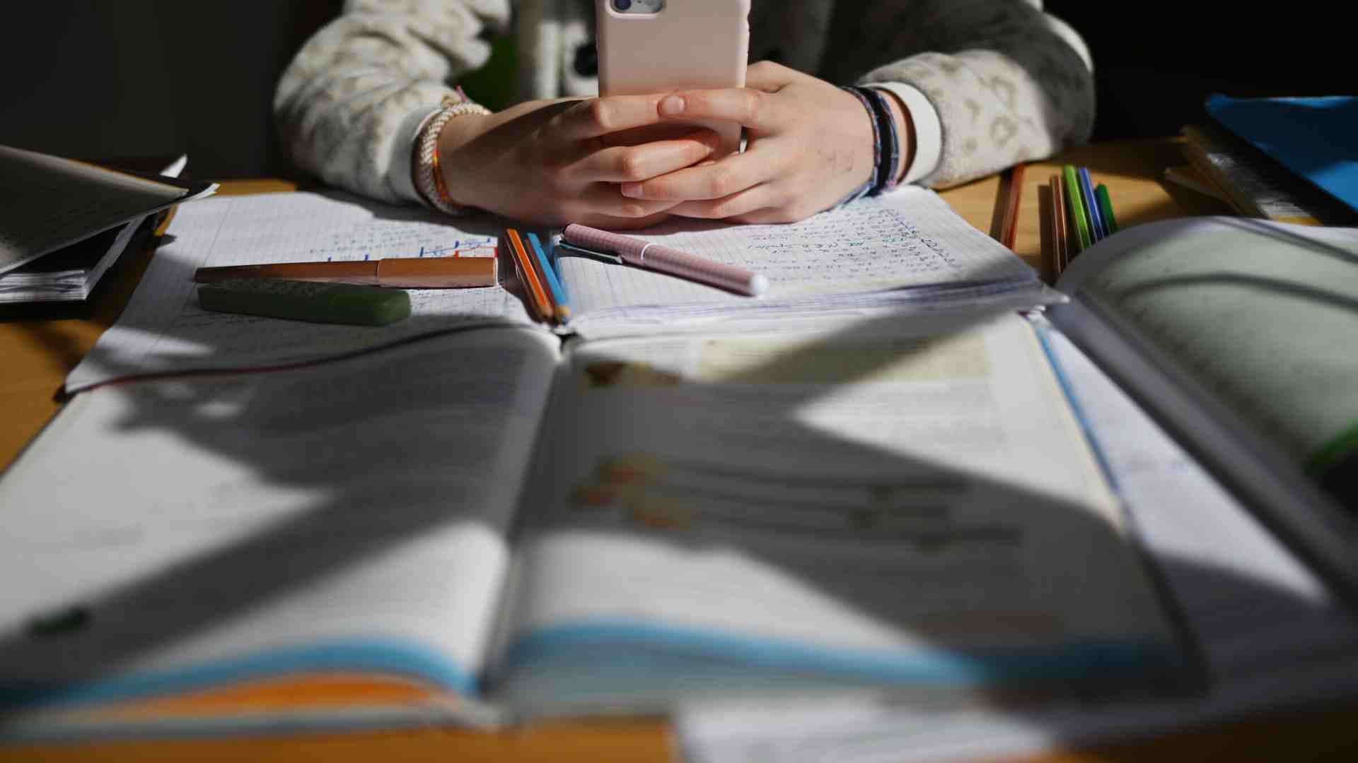 Immagine di Non serve vietare i cellulari a scuola, ma rendere la scuola più interessante