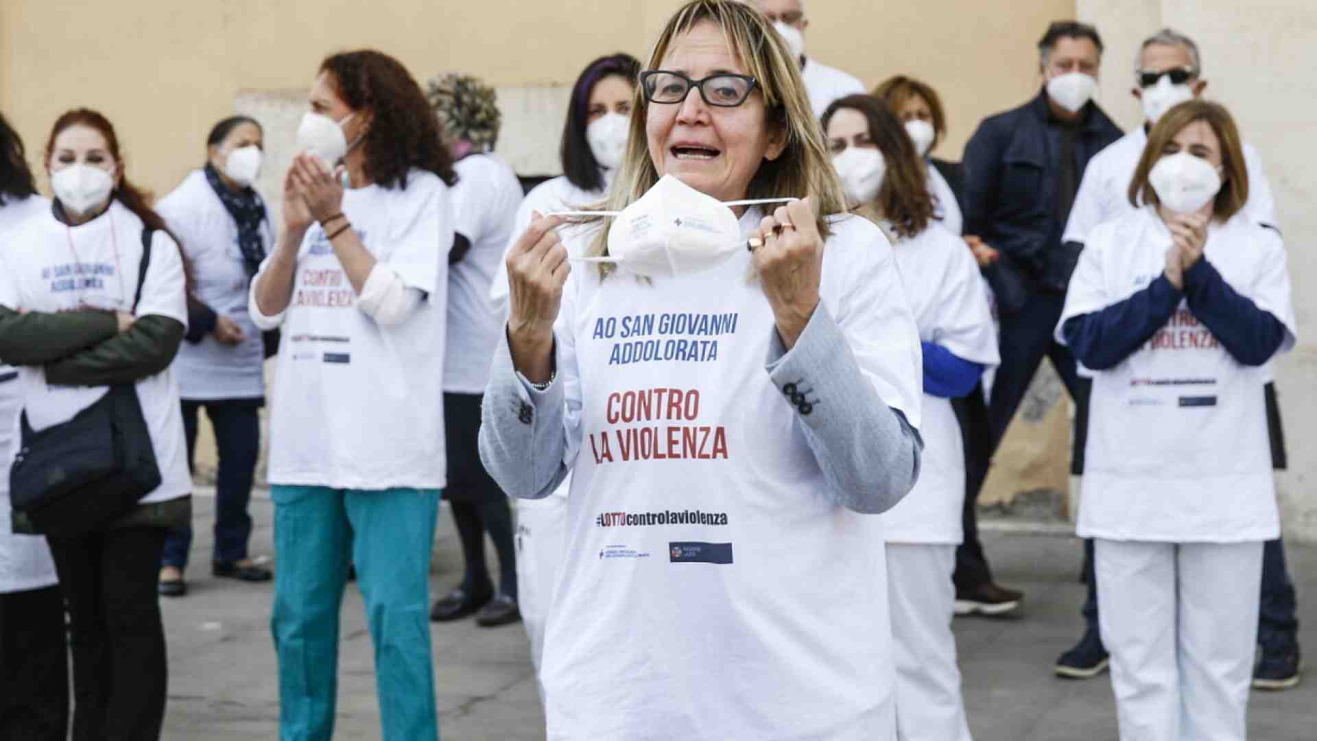 Immagine di Nel 2023 oltre 16mila aggressioni a medici e infermieri. Schillaci: "Sensibilizzare i cittadini"