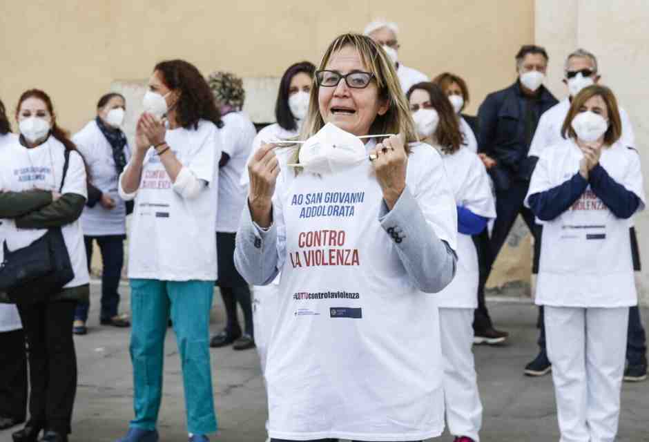 &nbsp;Un flash mob nella giornata nazionale contro la violenza verso medici e infermieri nel 2022 - foto Ansa