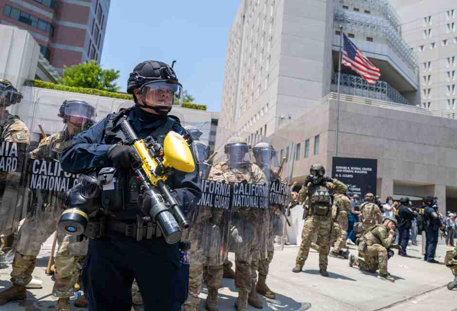 Agenti del LAPD e soldati della Guardia Nazionale nel centro di Los Angeles (Foto di Spencer Platt/Getty Images)&nbsp;<br />