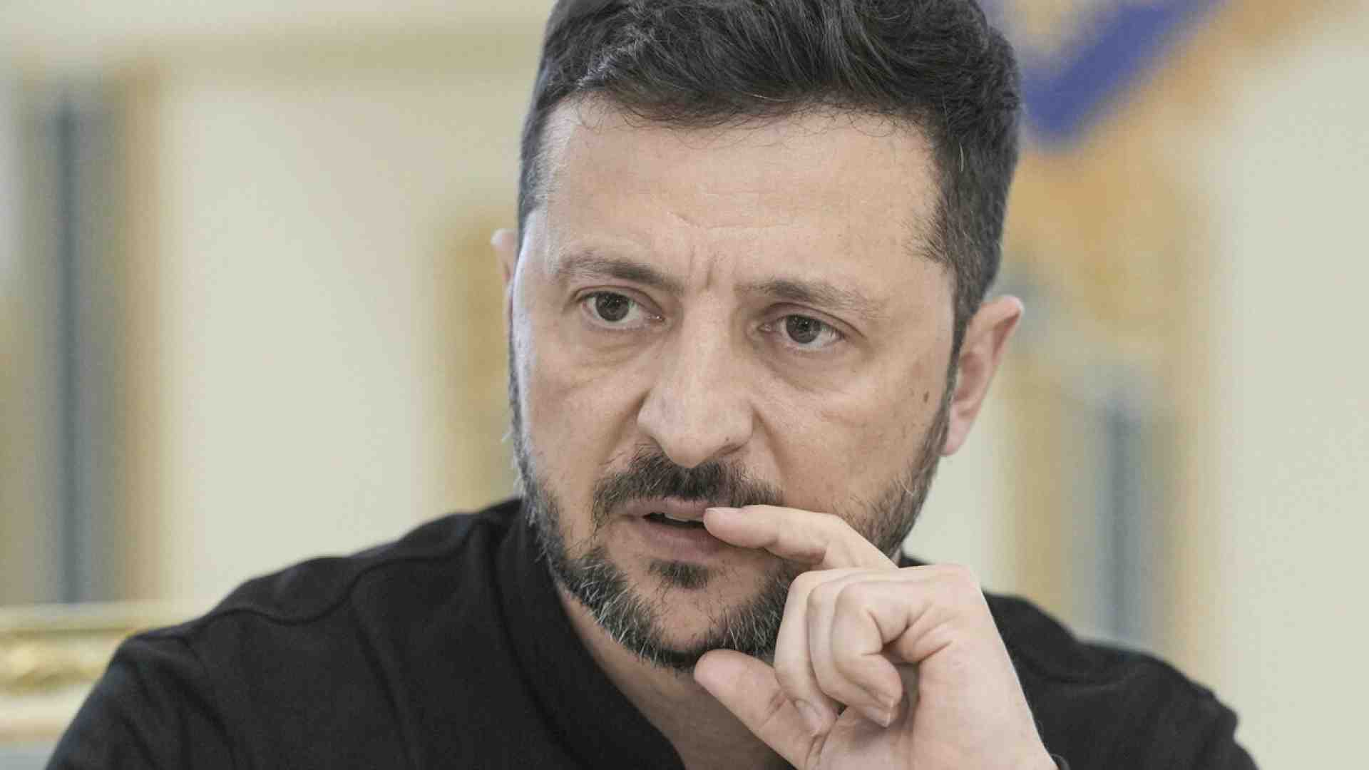 Immagine di Zelensky denuncia la disonestà di Orbán contro gli ucraini