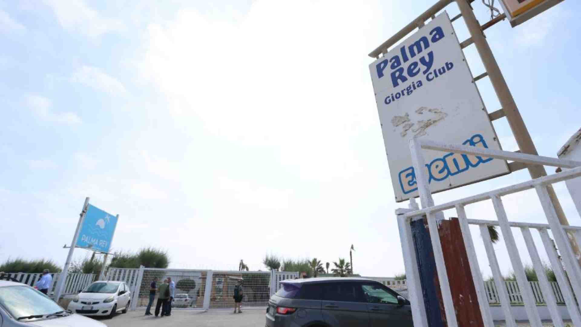Immagine di Nicola ucciso in spiaggia, due vite buttate via. E la nostra fede