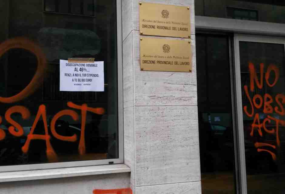 Una vecchia scritta contro il Jobs Act, risalente al 2014 (foto d'archivio Ansa)