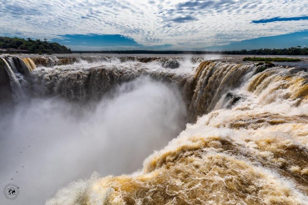 Il sistema di cascate del fiume Iguazù, fra Brasile e Argentina. Qui la più imponente: la Garganta del Diablo (la gola del Diavolo)