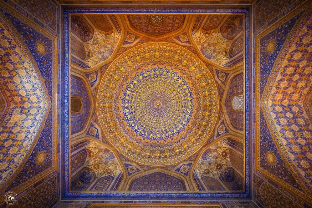 Dettaglio delle volta dorata della moschea Tilla-Kari a Samarcanda