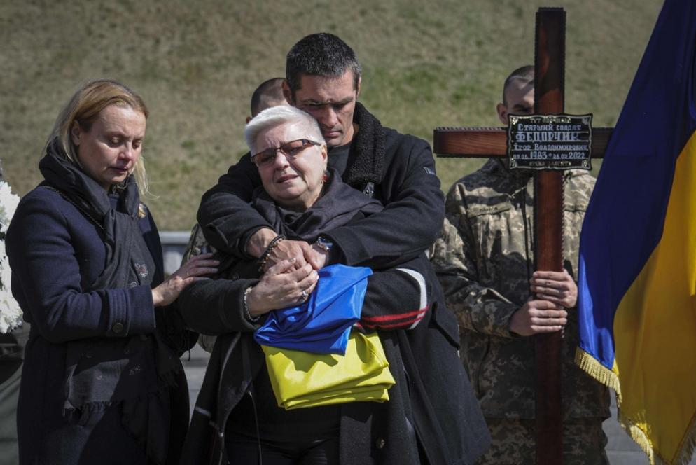 Il funerale di un soldato ucraino morto al fronte - Ansa