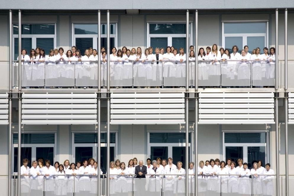 Il professor Garattini con tutto il personale di ricerca dell'Istituto Mario Neegri