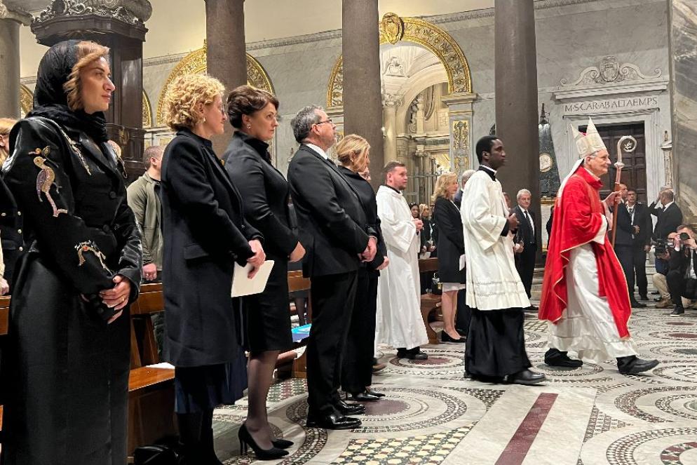 La Messa per la pace presieduta dal cardinale Zuppi alla presenza della moglie di Zelensky - Gambassi