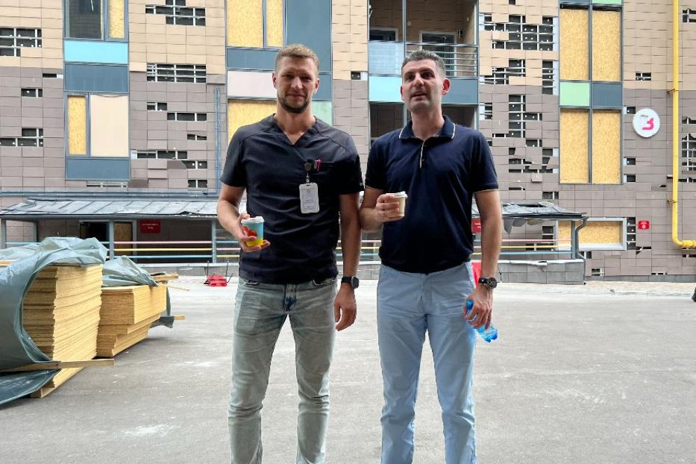 Il direttore della riabilitazione, Pavlo Andreev, e il direttore sanitario dell'ospedale pediatrico di Kiev, Serhiy Chernyshuk - Gambassi