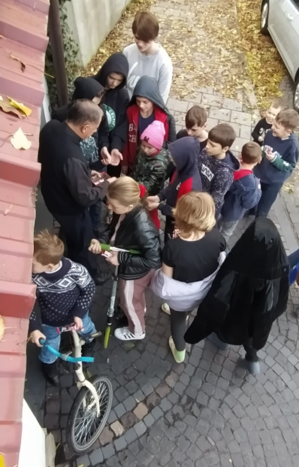 L'arcivescovo latino di Leopoli con un gruppo di bambini sfollati - Gambassi