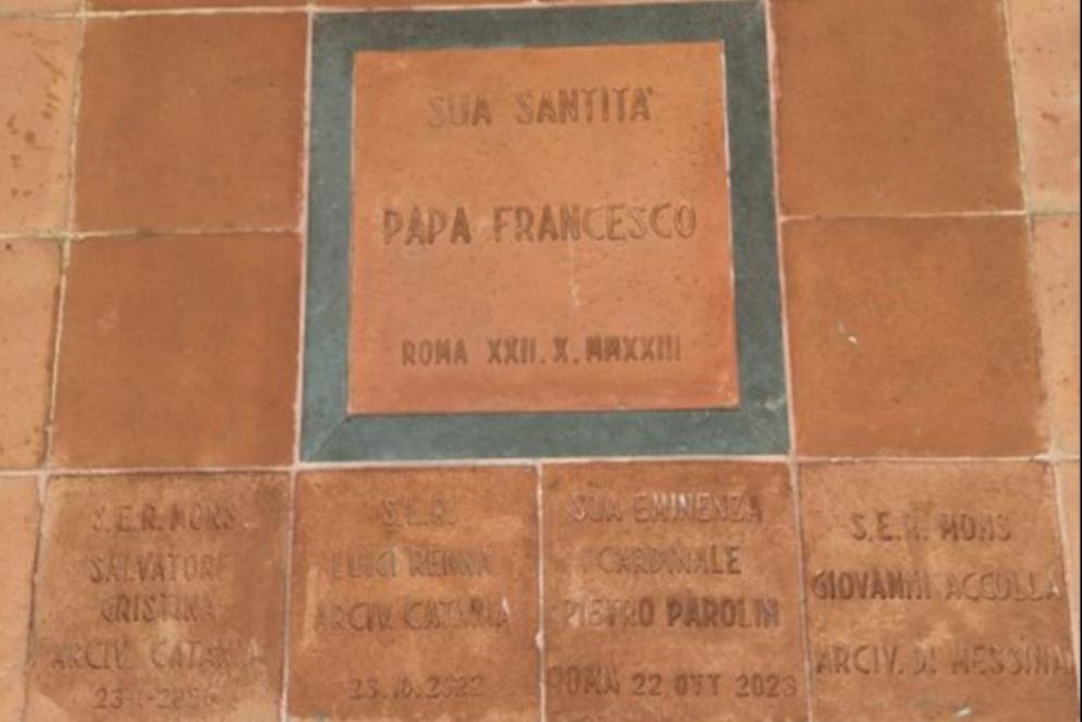 La mattonella acquistata dal Papa con inciso il suo nome, accanto a quello di altri presuli che hanno aderito all'iniziativa - .