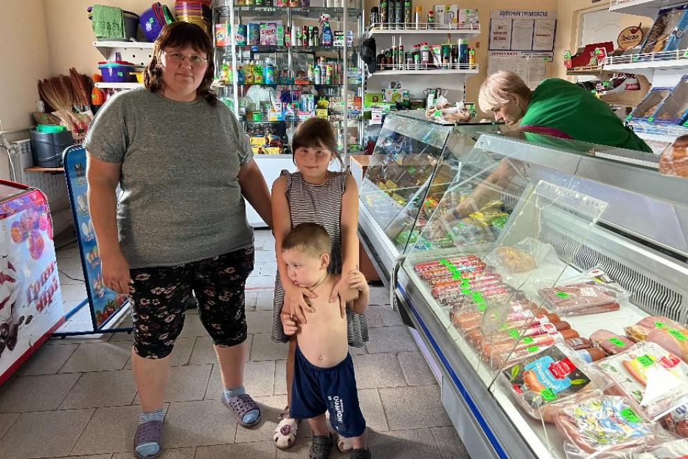Rita Omelcenko con i nipotini nel negozio di alimentari del villaggio di Shestakove nella regione di Kharkiv - Gambassi
