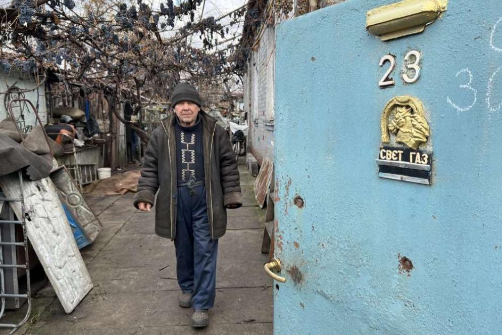 Vladimir Mikhaylovich, 82 anni, che con il fratello Viktor vive senza luce e acqua corrente - Gambassi