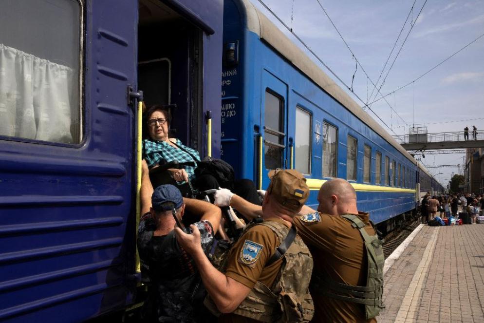 L'evacuazione dei malati dal distretto di Pokrovsk verso cui avanza l'esercito russo nella regione di Donetsk - Reuters