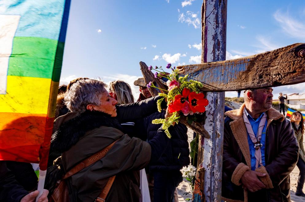 In testa al corteo. La croce costruita con i legni dell'imbarcazione naufragata sulla costa di Cutro - Ansa