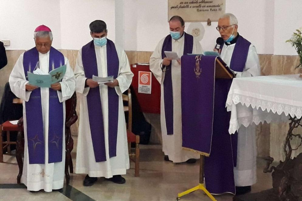 Un momento della celebrazione nel carcere di Regina Coeli a Roma - .