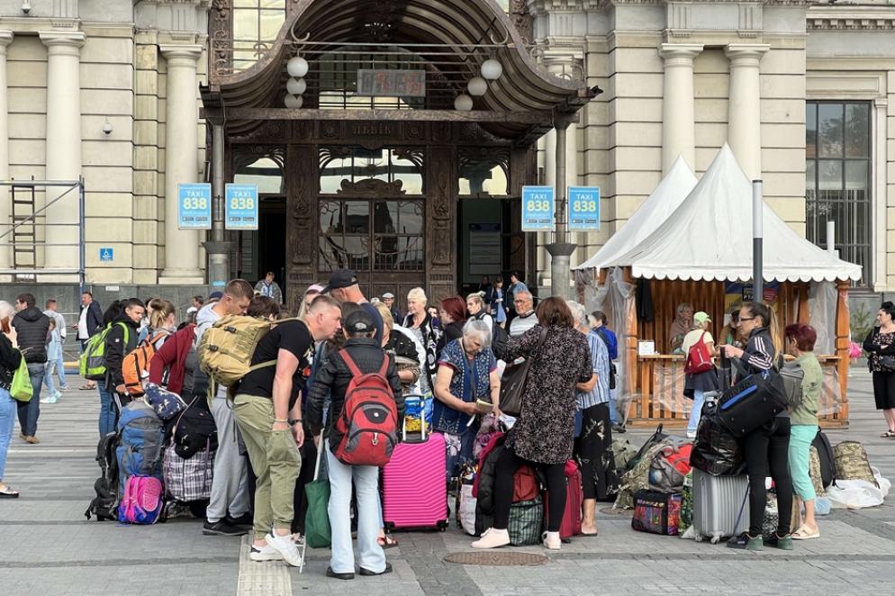 I profughi davanti alla stazione ferroviaria di Leopoli dove ancora si arriva da tutta l'Ucraina - Gambassi