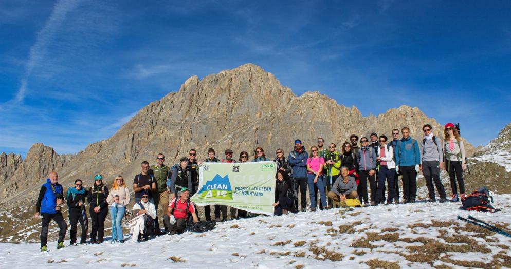 Un gruppo di ricercatori e volontari
